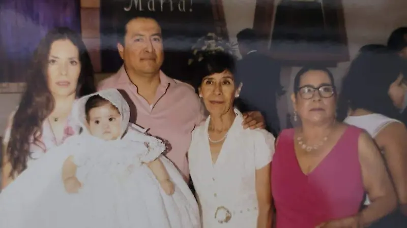 Julieta con sus papás, su abuelita paterna y su tía Ramona.